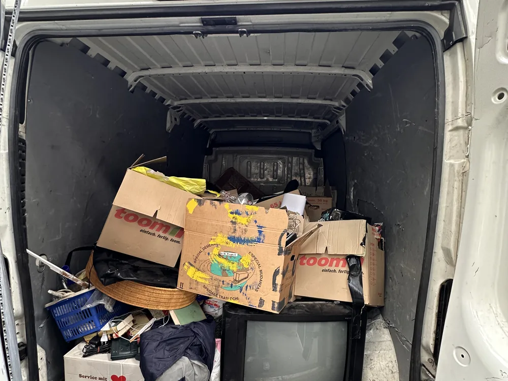Voll beladener Transporter mit Kartons und Hausrat einer Entrümpelung